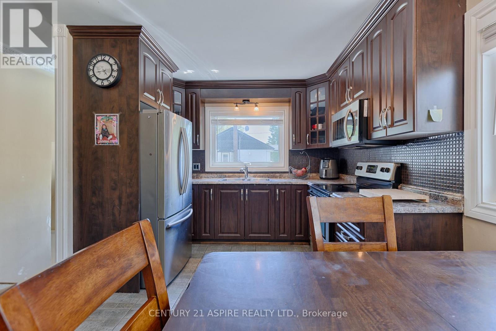 64 LAURENTIAN DRIVE - 5