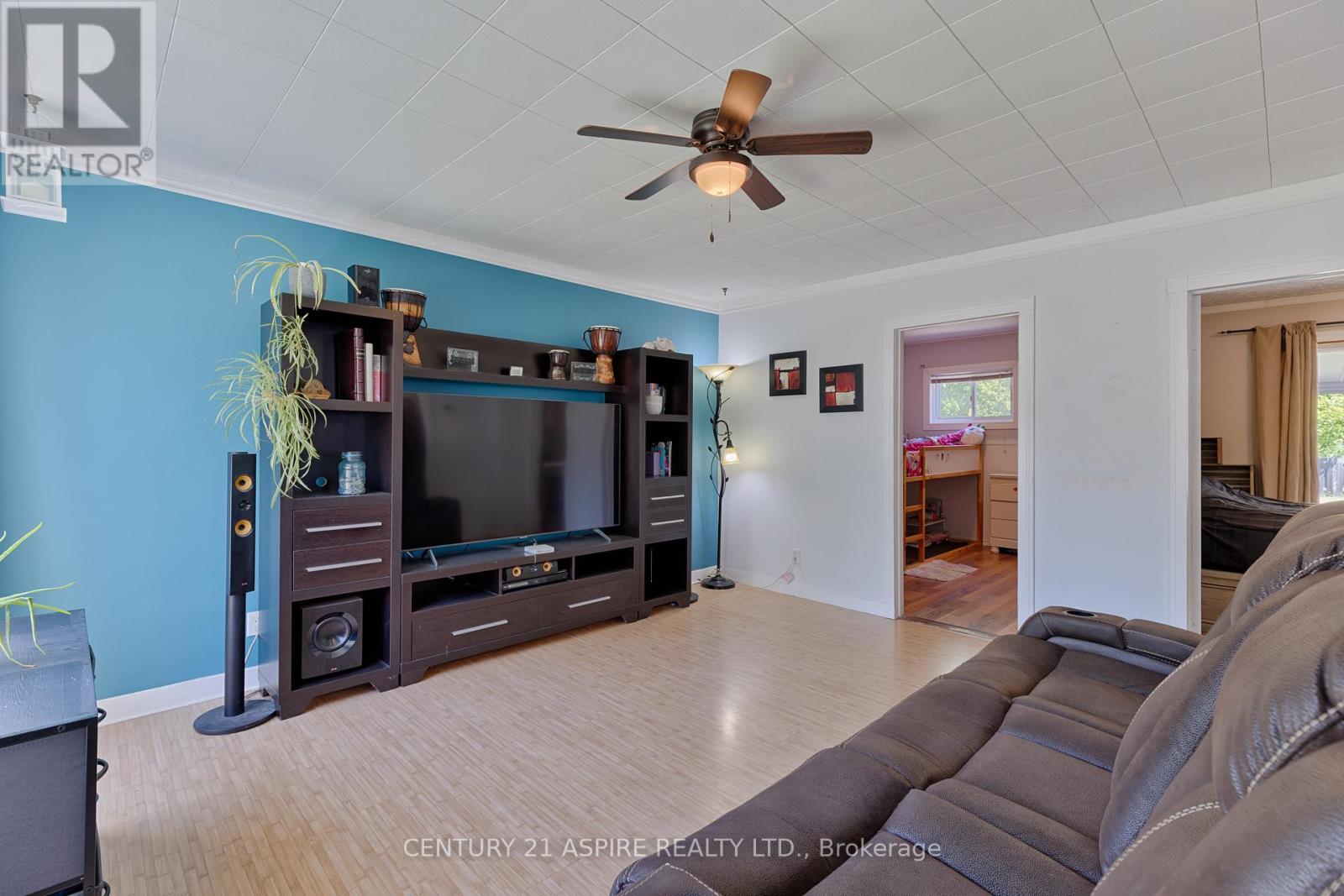 64 LAURENTIAN DRIVE - 9
