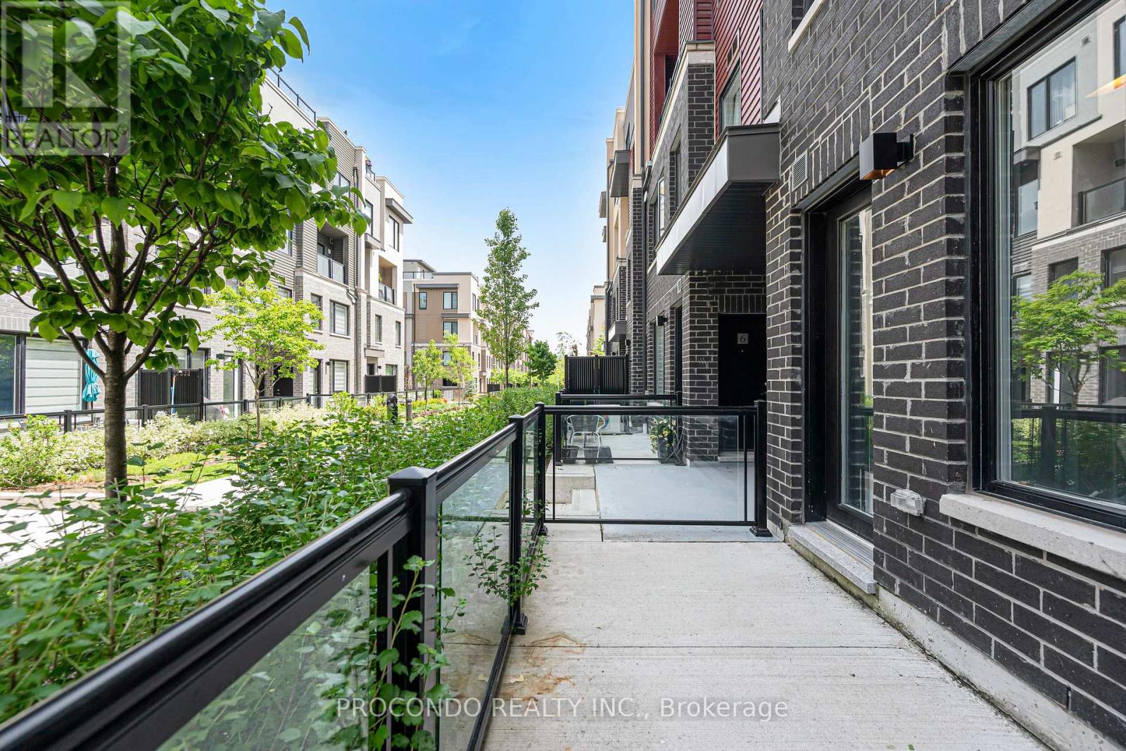 #UNIT 3 3560 COLONIAL DRIVE - 32