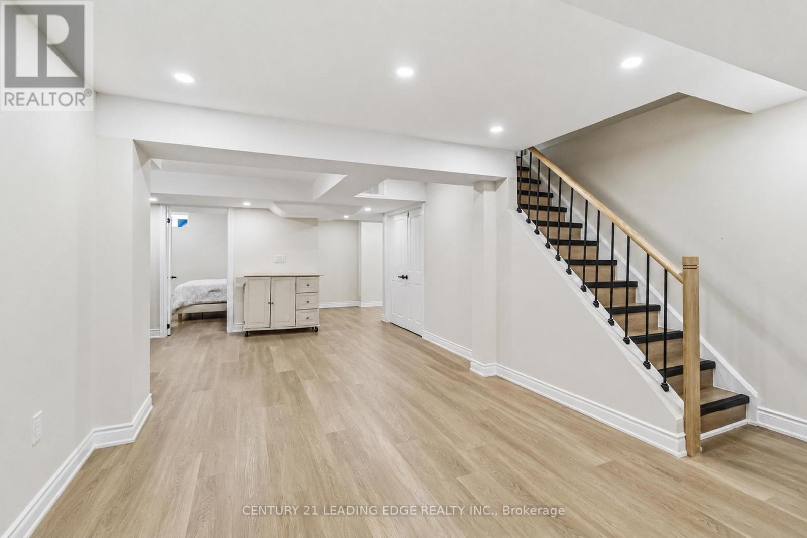 26 HUNTSPOINT DRIVE - 32