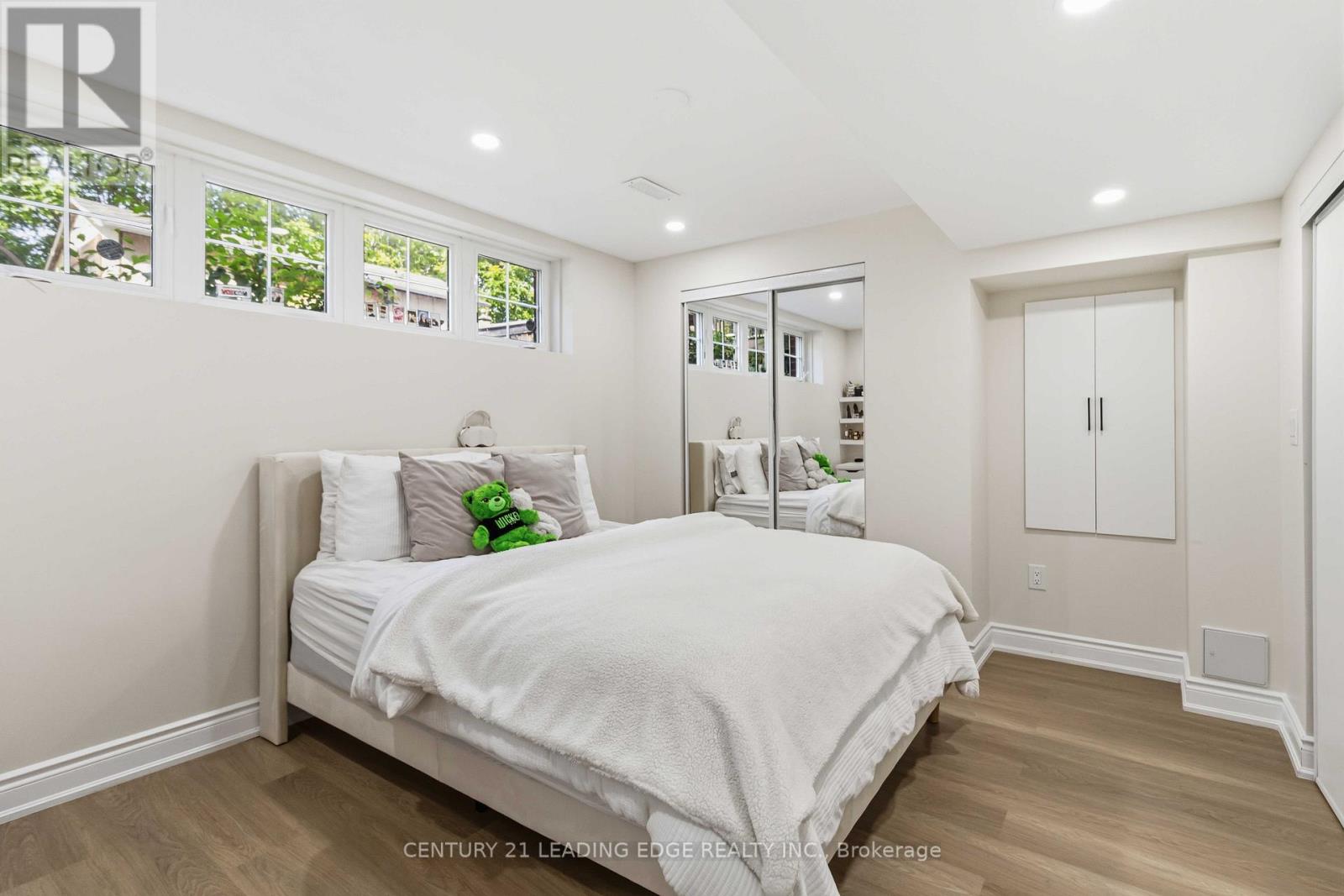 26 HUNTSPOINT DRIVE - 37