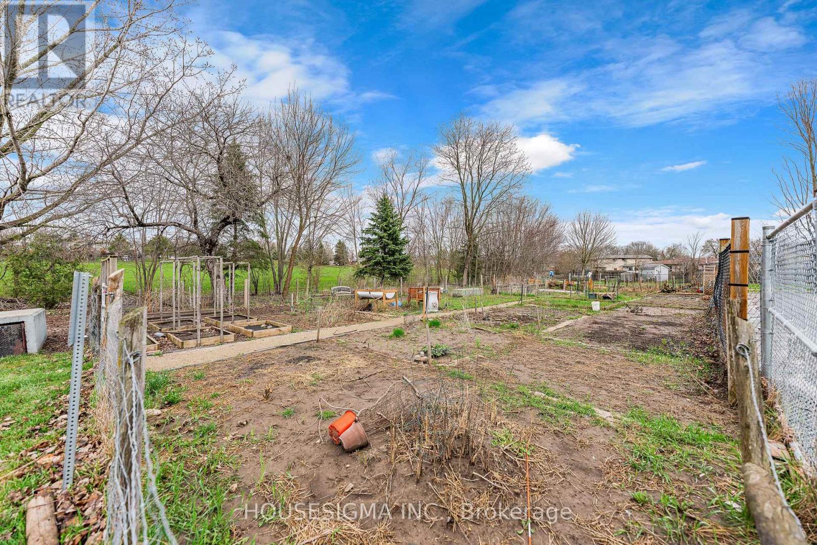 #124 35 MOUNTFORD DRIVE - 41