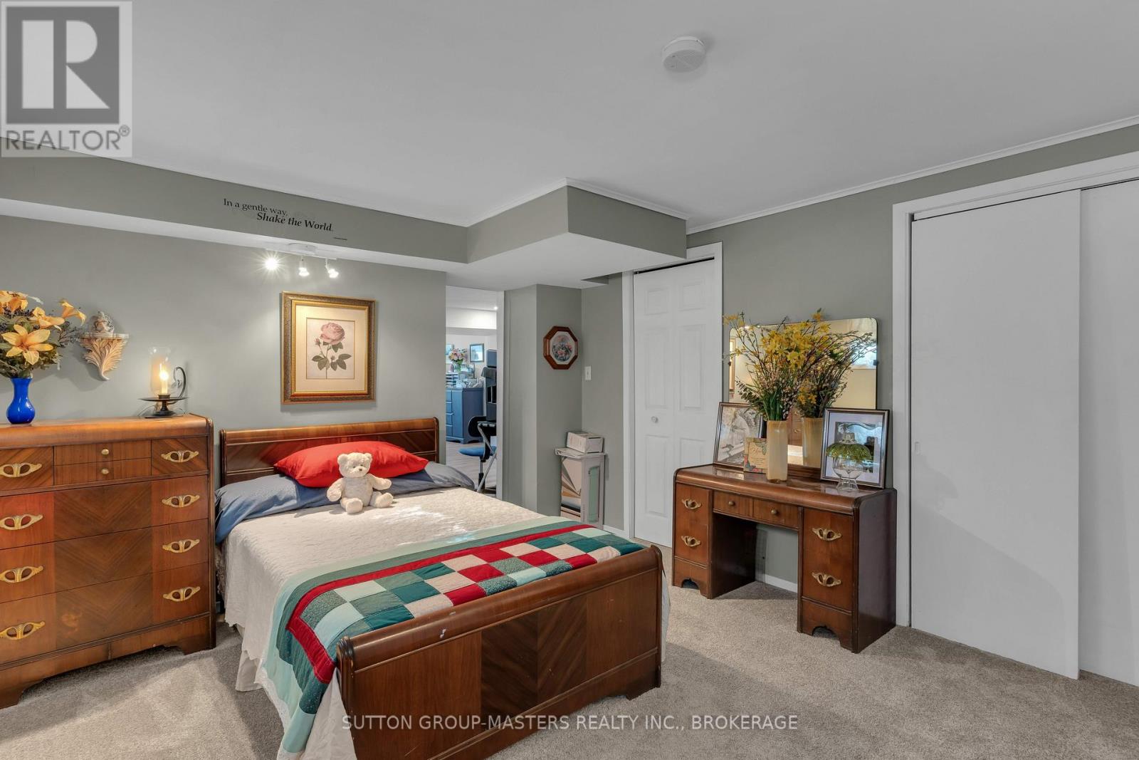 1104 SIDNEY STREET N - 39