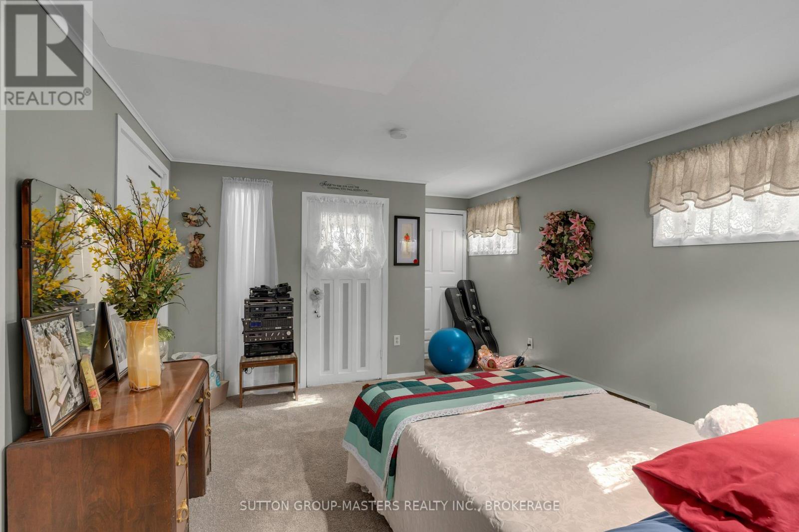 1104 SIDNEY STREET N - 38