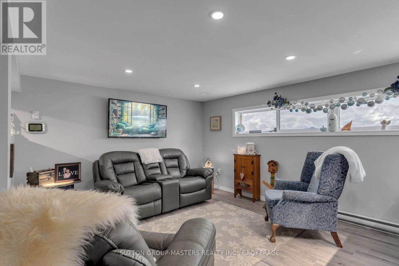 1104 SIDNEY STREET N - 34