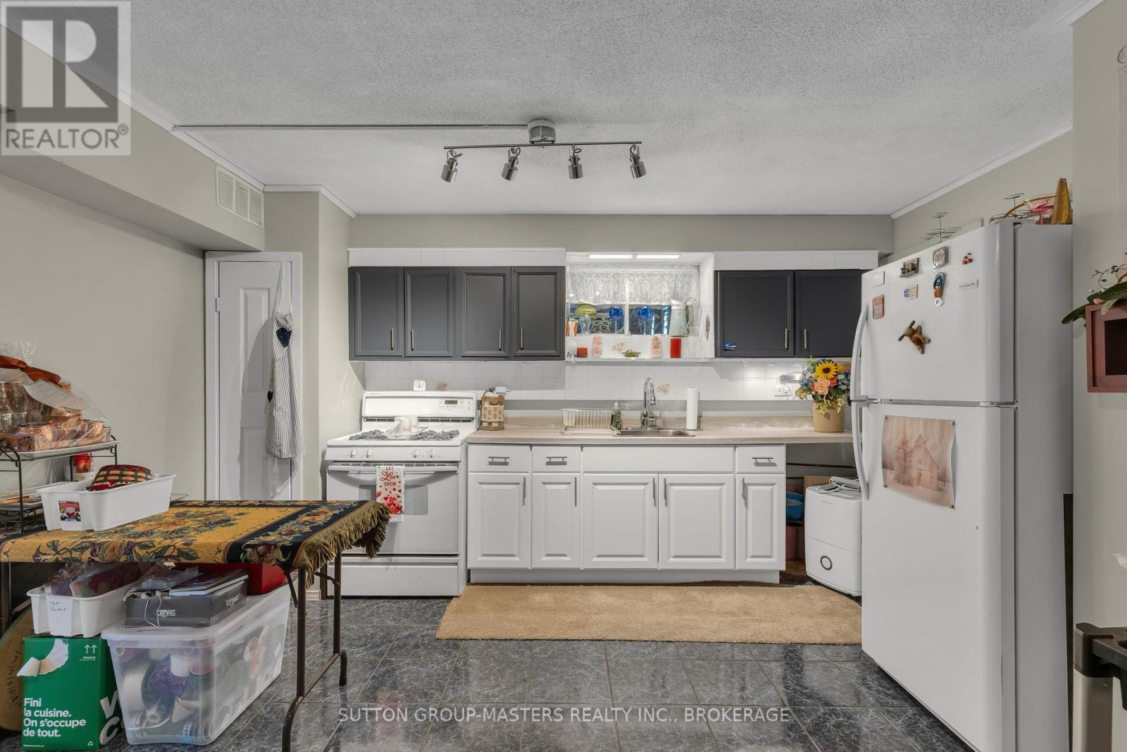 1104 SIDNEY STREET N - 40