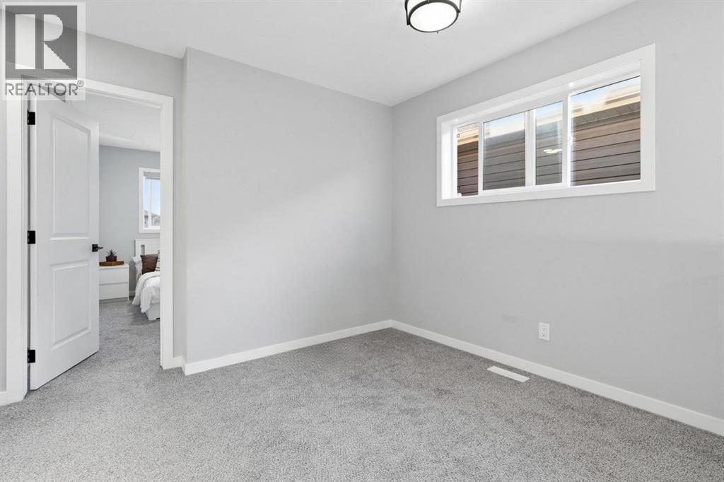 623 Savanna Crescent NE - 18