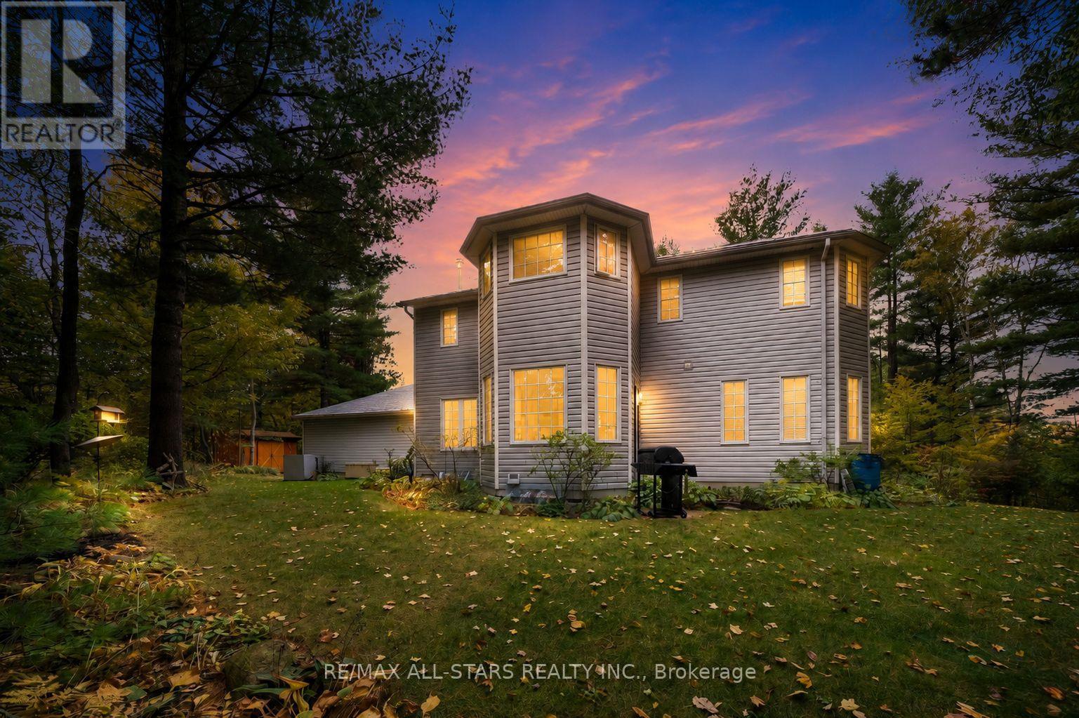 29 ROBERT BOULEVARD - 34