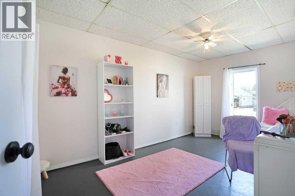 320 3 Street W — photo 23