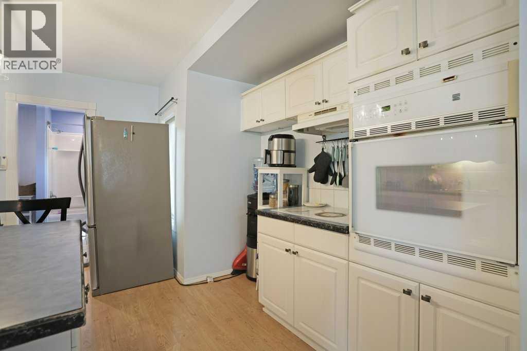 320 3 Street W — photo 13