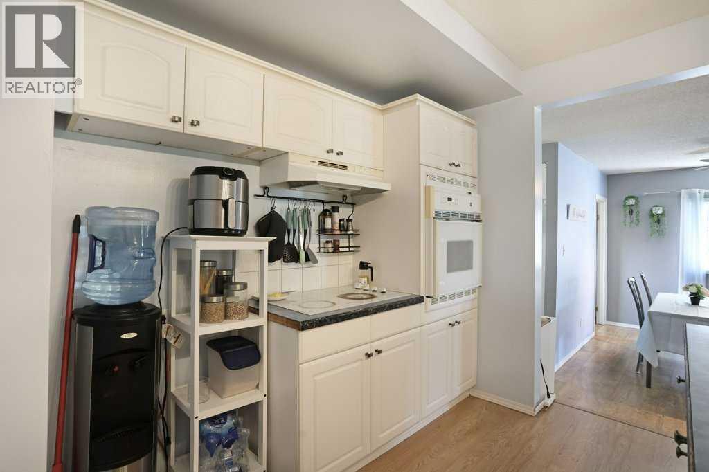 320 3 Street W — photo 14