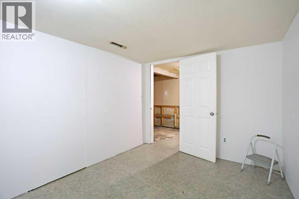 320 3 Street W — photo 31