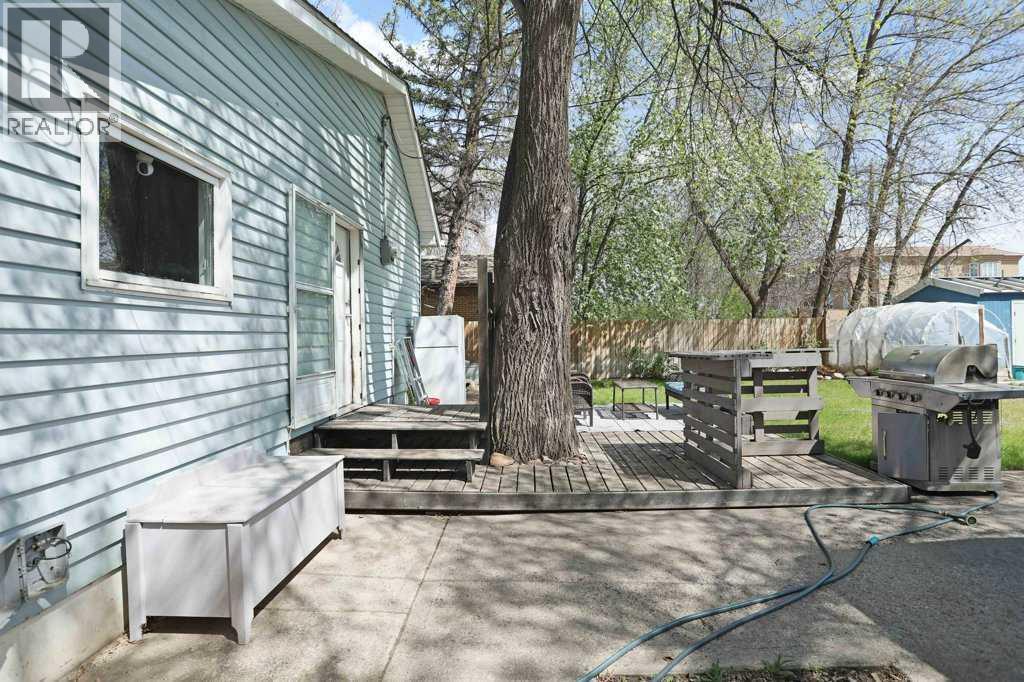 320 3 Street W — photo 37