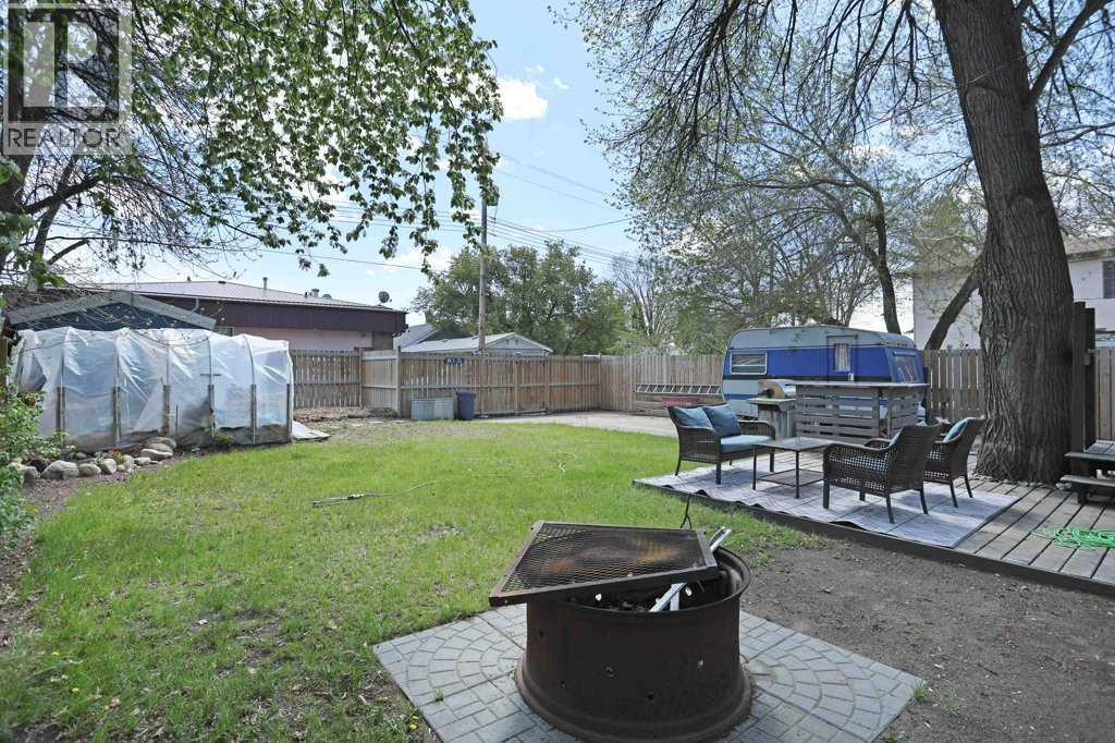 320 3 Street W — photo 38