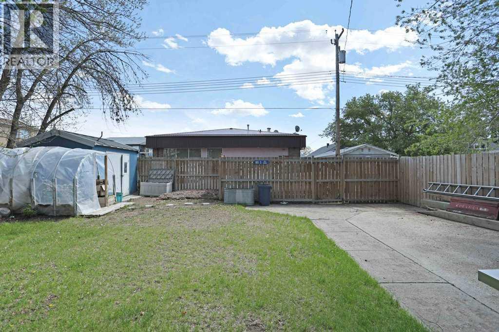 320 3 Street W — photo 39