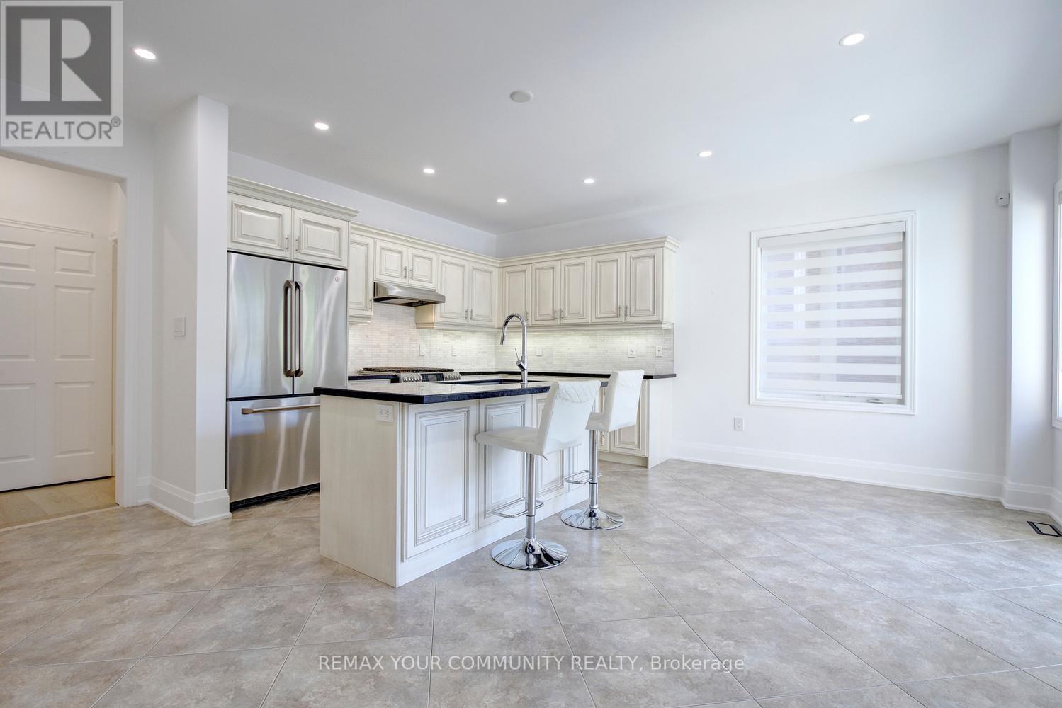 16 MURET CRESCENT - 11