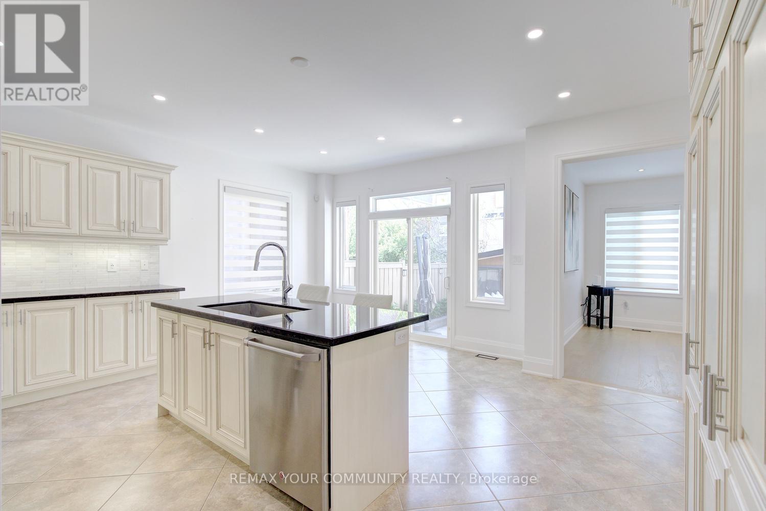16 MURET CRESCENT - 12