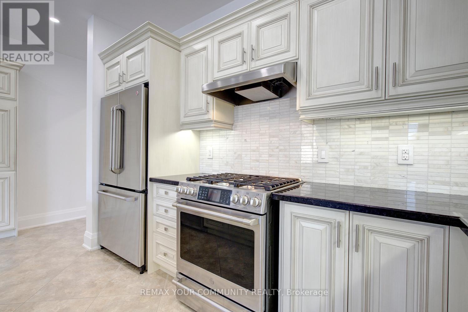 16 MURET CRESCENT - 15