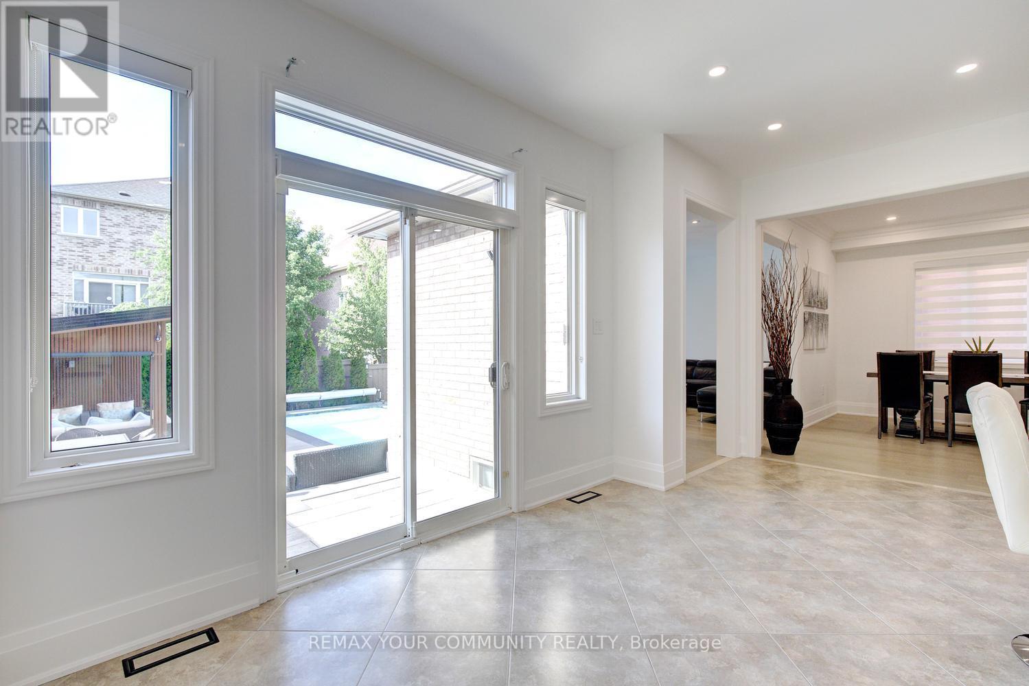 16 MURET CRESCENT - 19