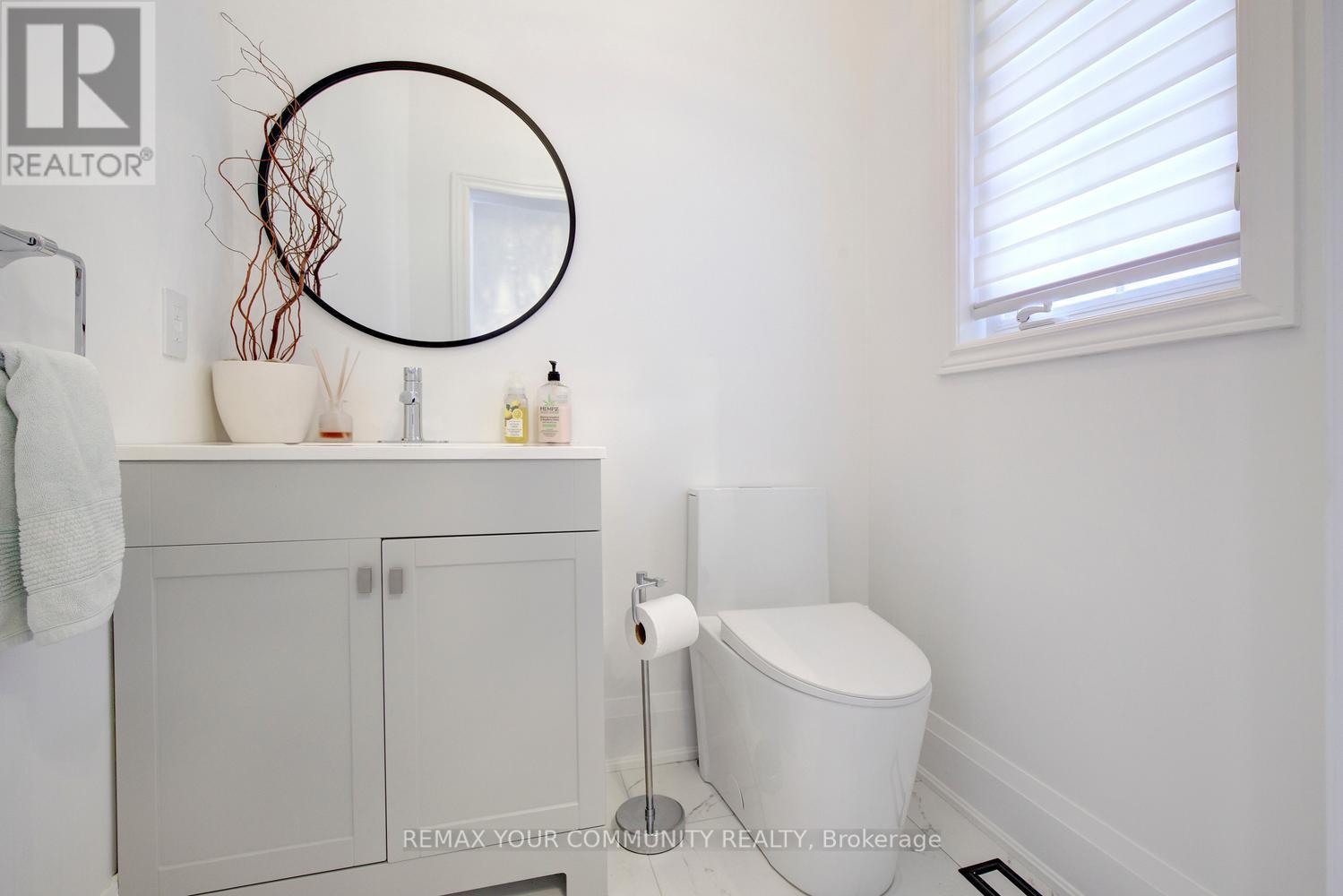 16 MURET CRESCENT - 22