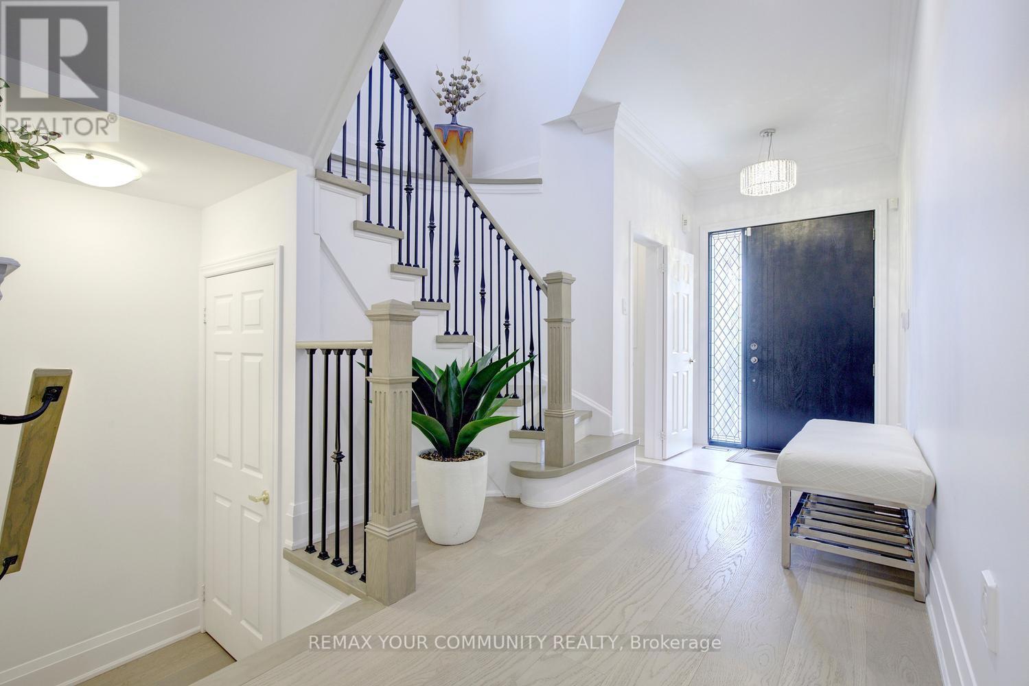 16 MURET CRESCENT - 23