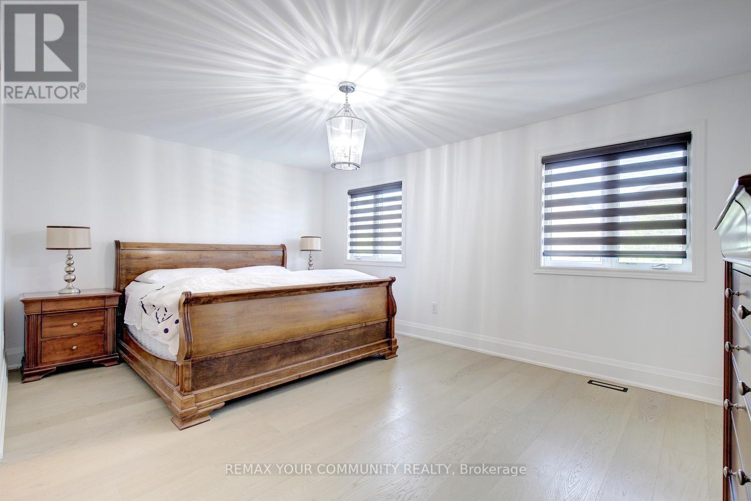 16 MURET CRESCENT - 25