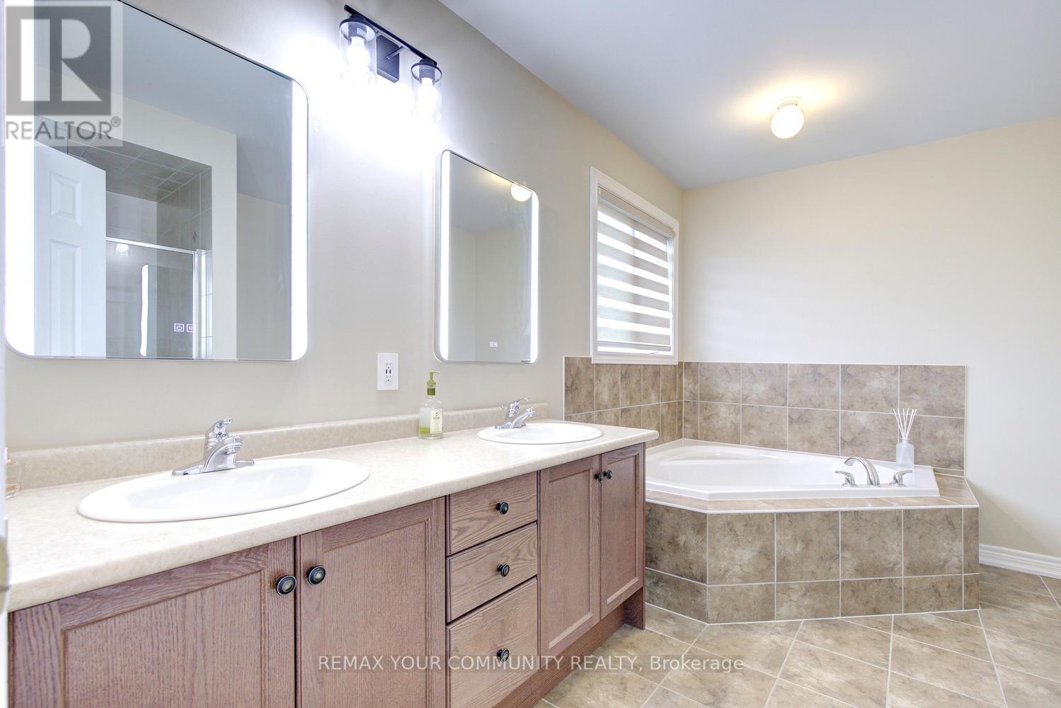 16 MURET CRESCENT - 26