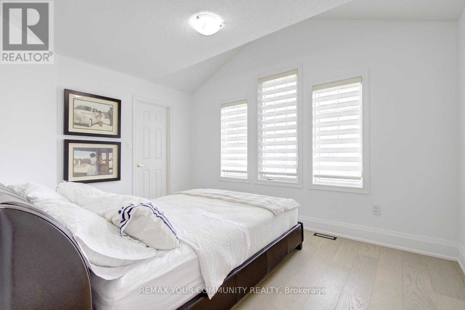 16 MURET CRESCENT - 28
