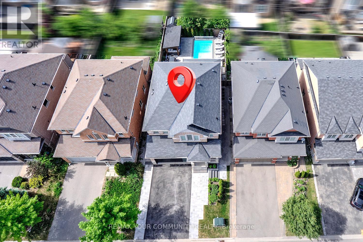 16 MURET CRESCENT - 32