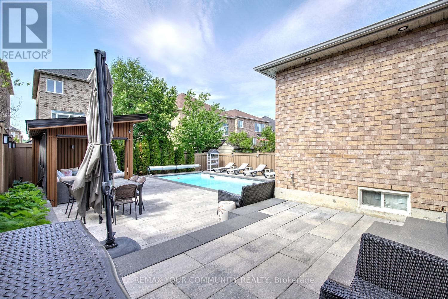 16 MURET CRESCENT - 34