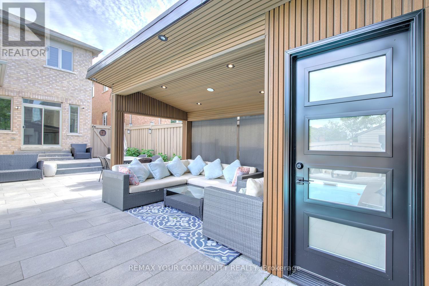 16 MURET CRESCENT - 38