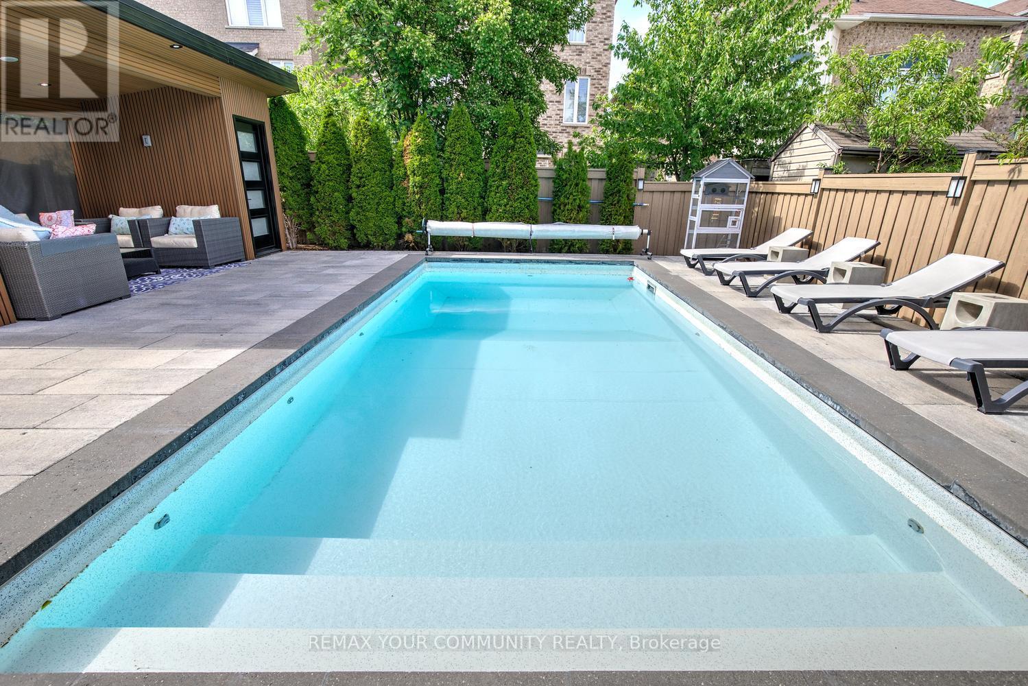 16 MURET CRESCENT - 42