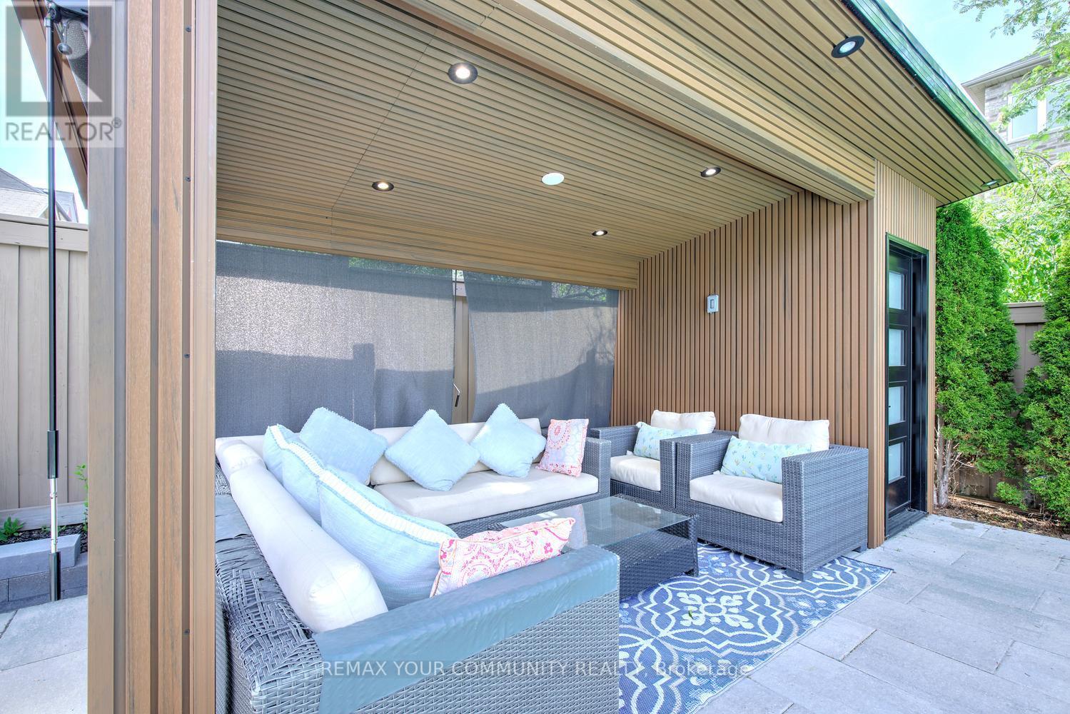 16 MURET CRESCENT - 44