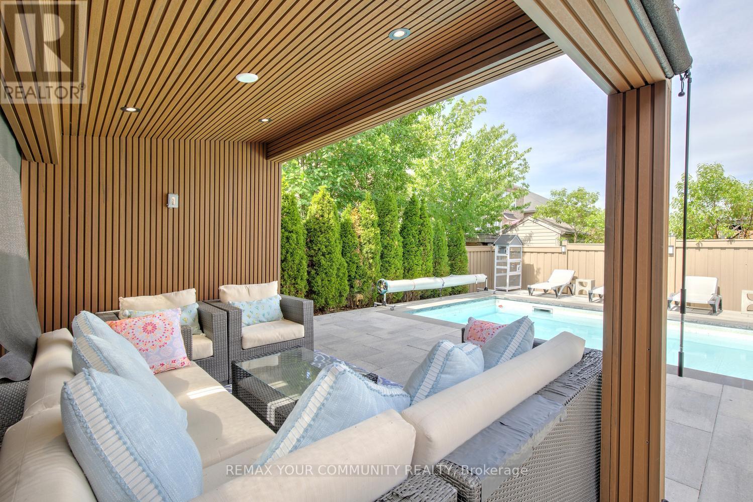 16 MURET CRESCENT - 45