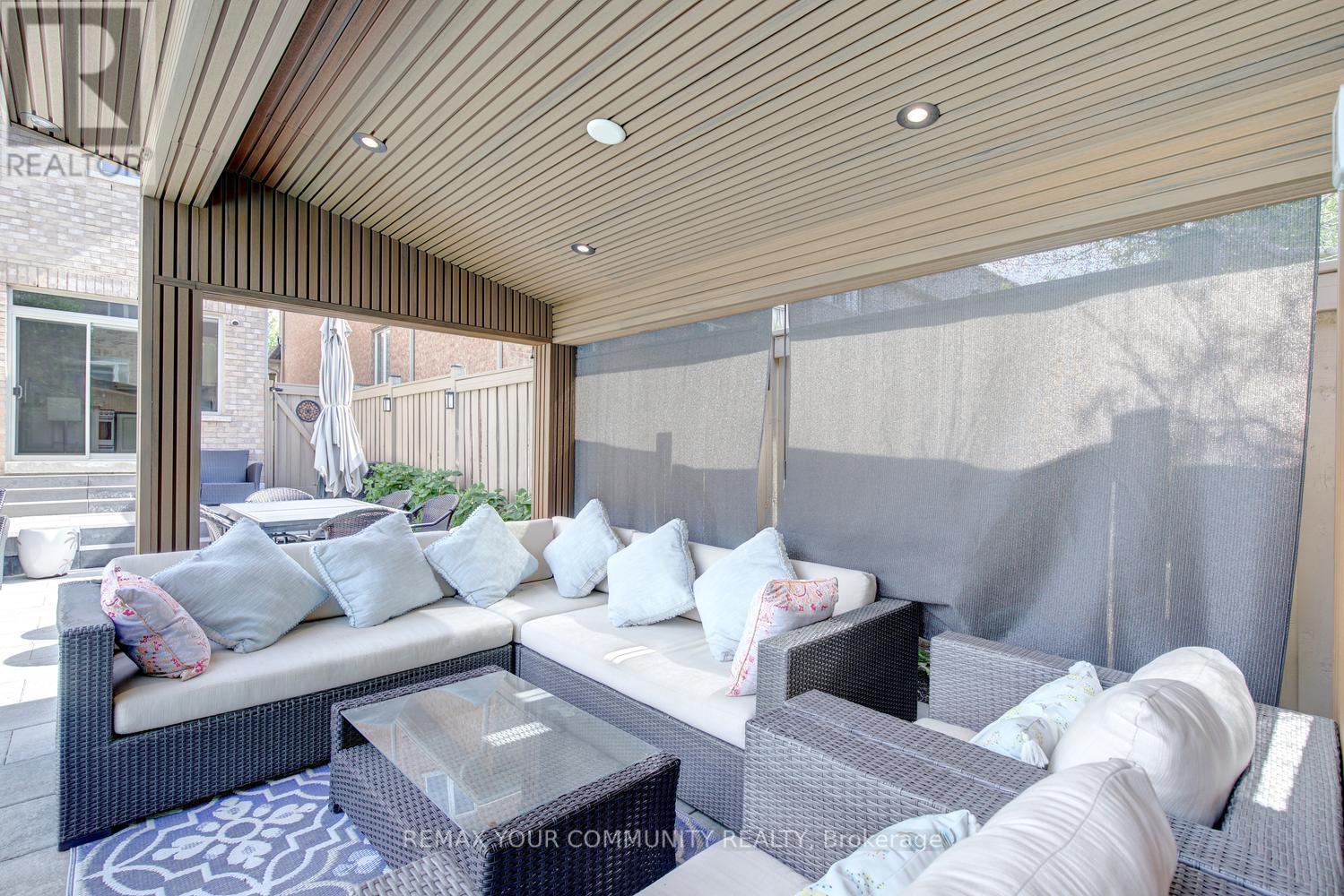 16 MURET CRESCENT - 46
