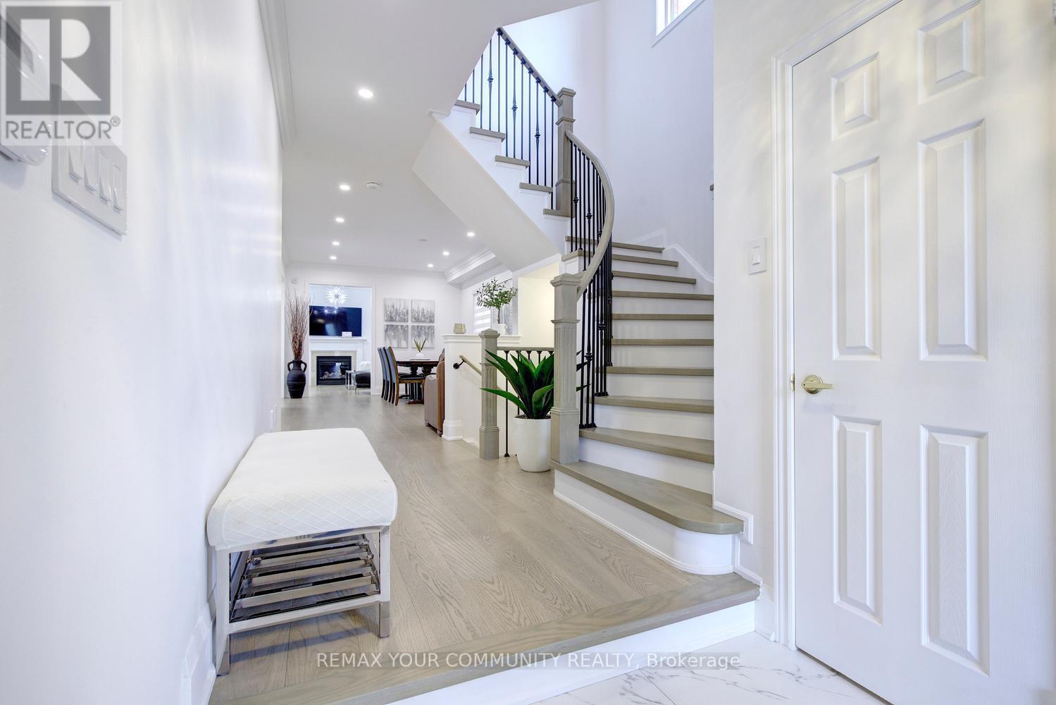 16 MURET CRESCENT - 5