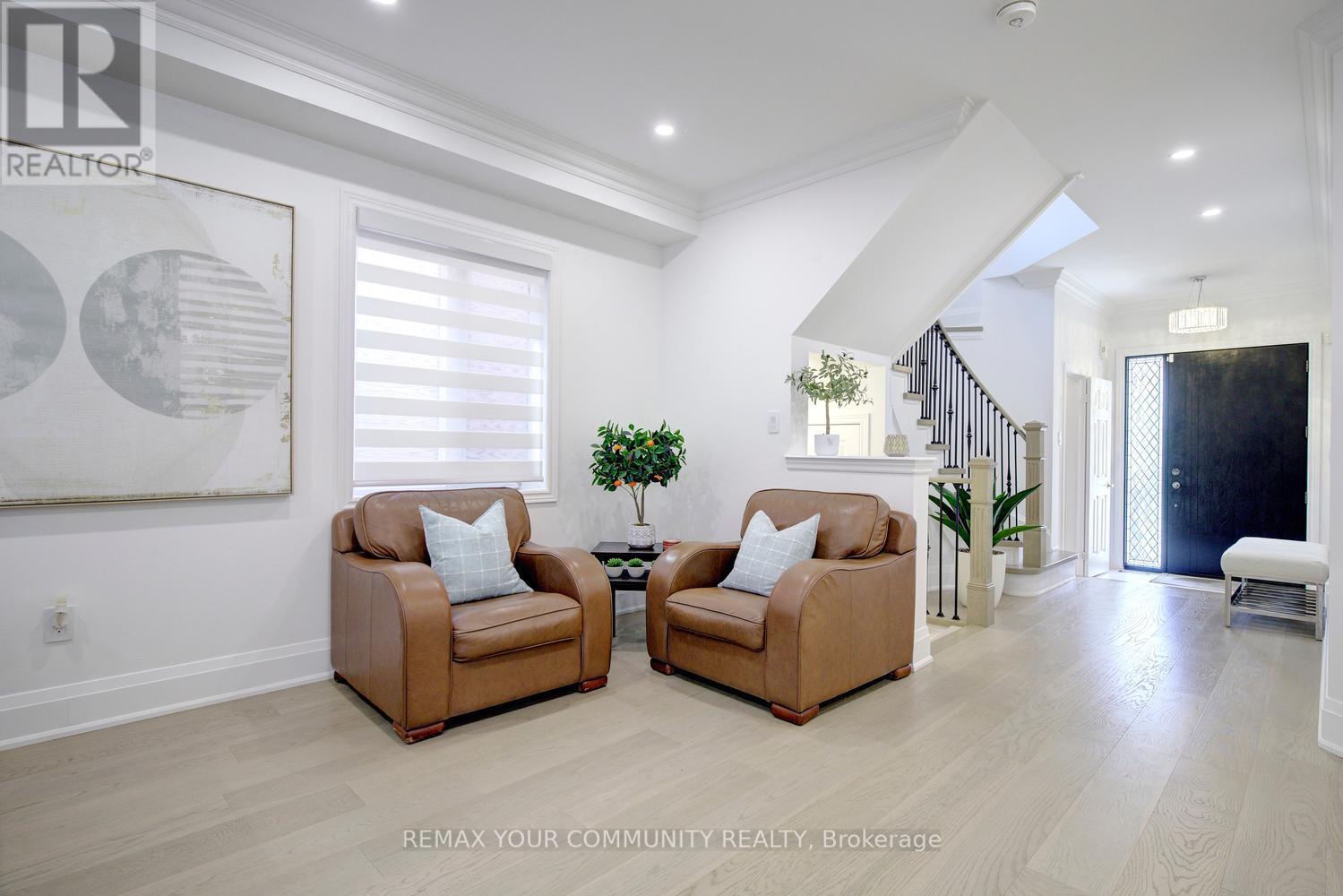 16 MURET CRESCENT - 8