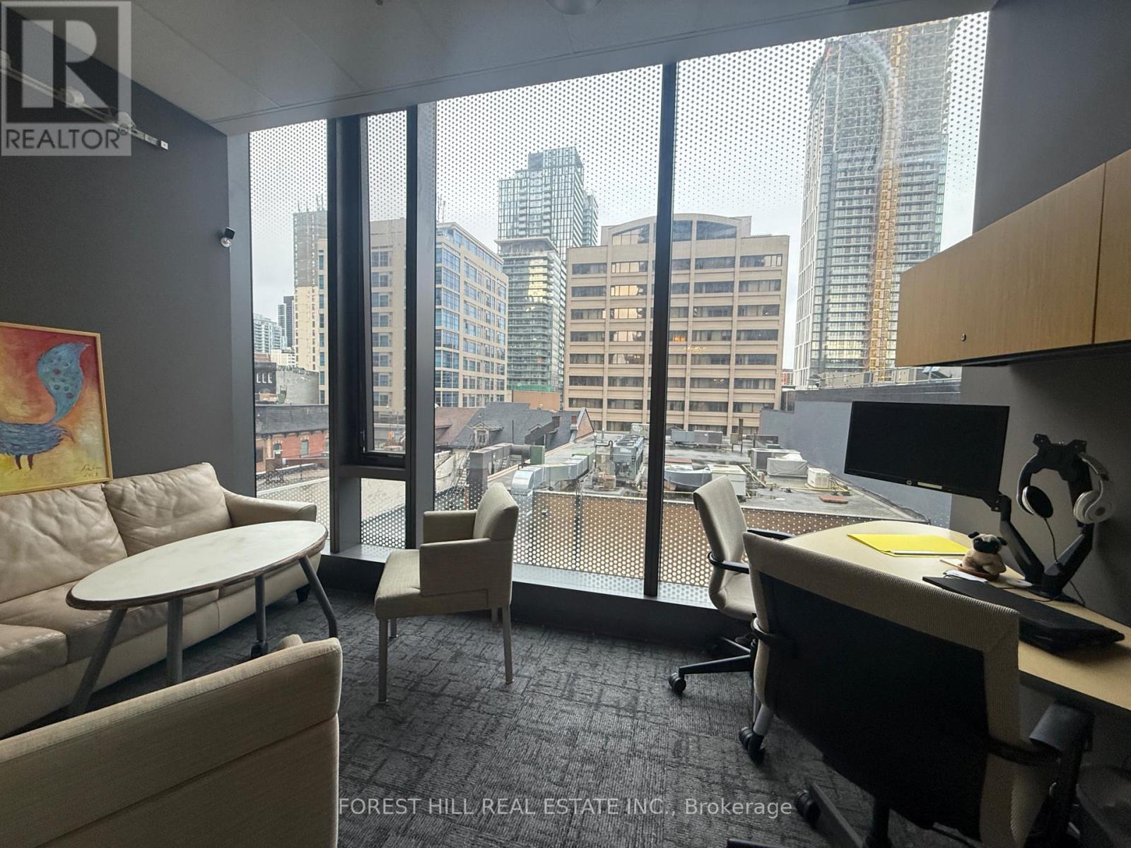 313 – 15 WELLESLEY STREET W