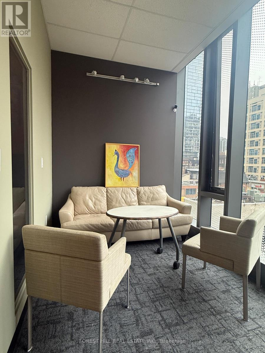 313 – 15 WELLESLEY STREET W