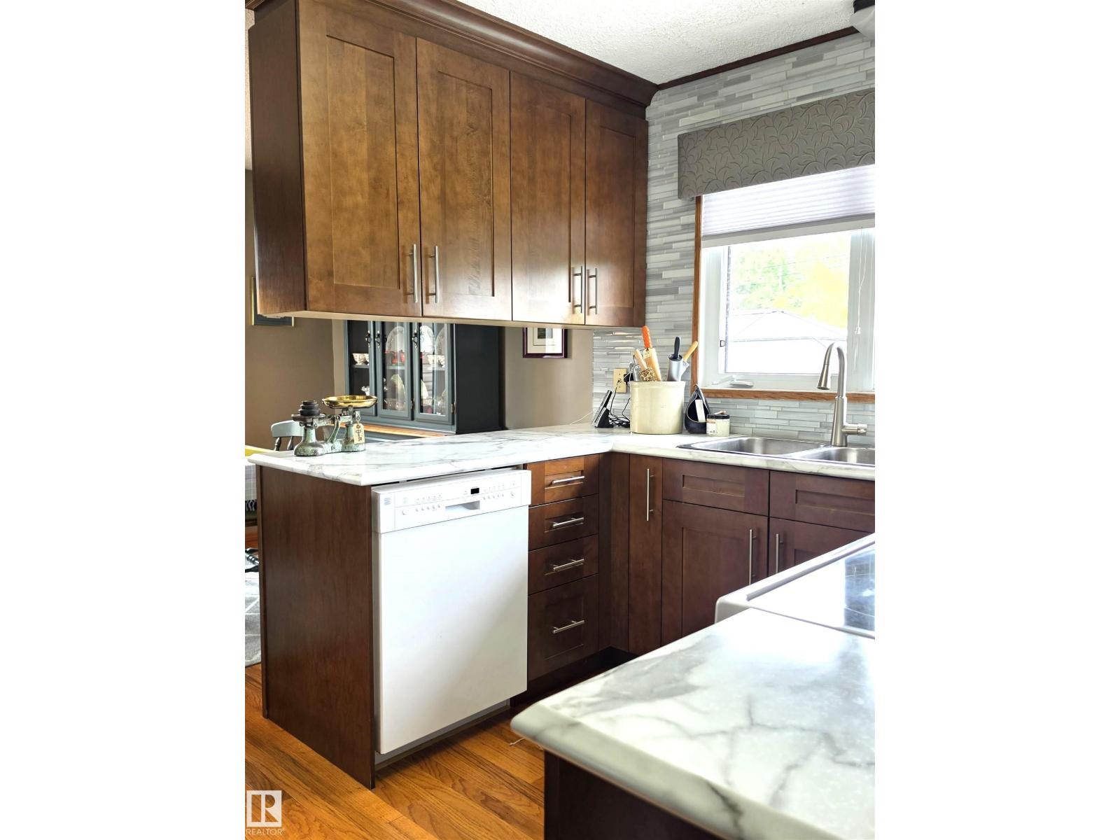 4606 54 AV — photo 10