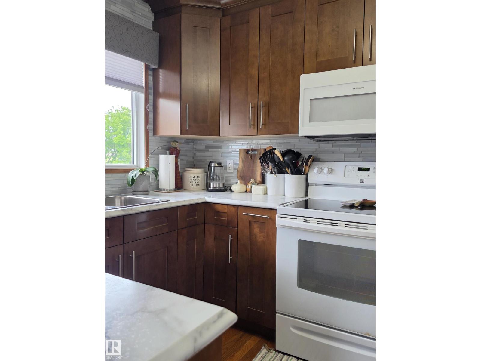 4606 54 AV — photo 11