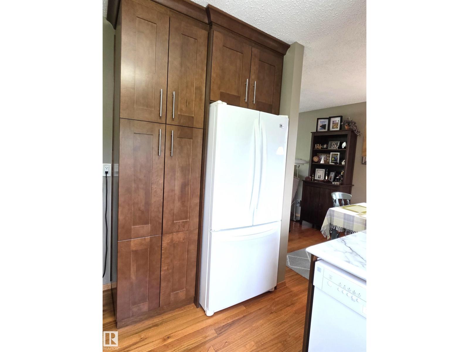 4606 54 AV — photo 14