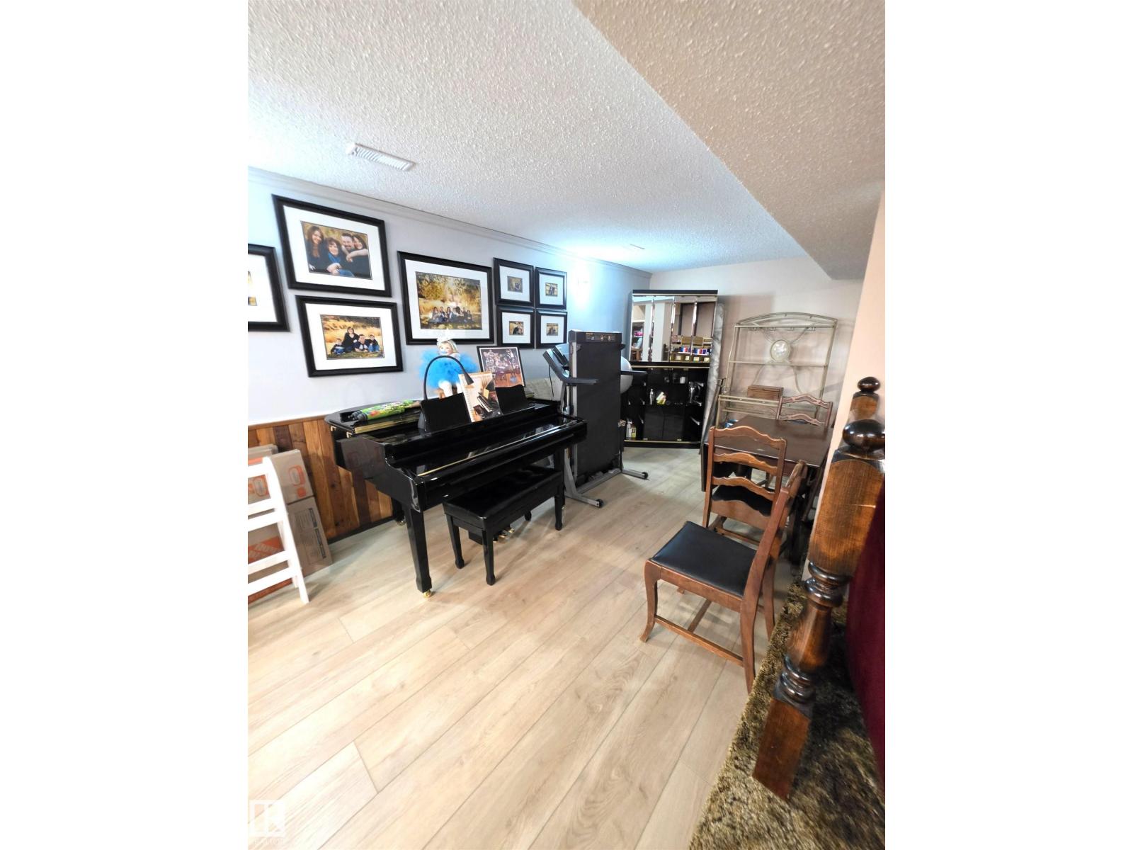 4606 54 AV — photo 32