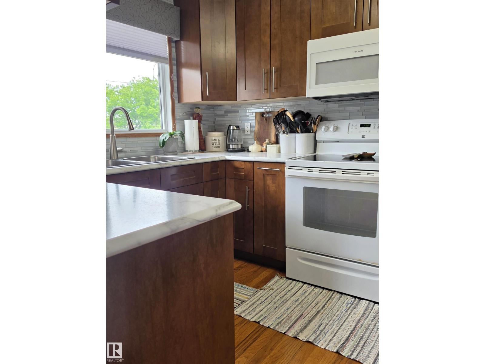 4606 54 AV — photo 8