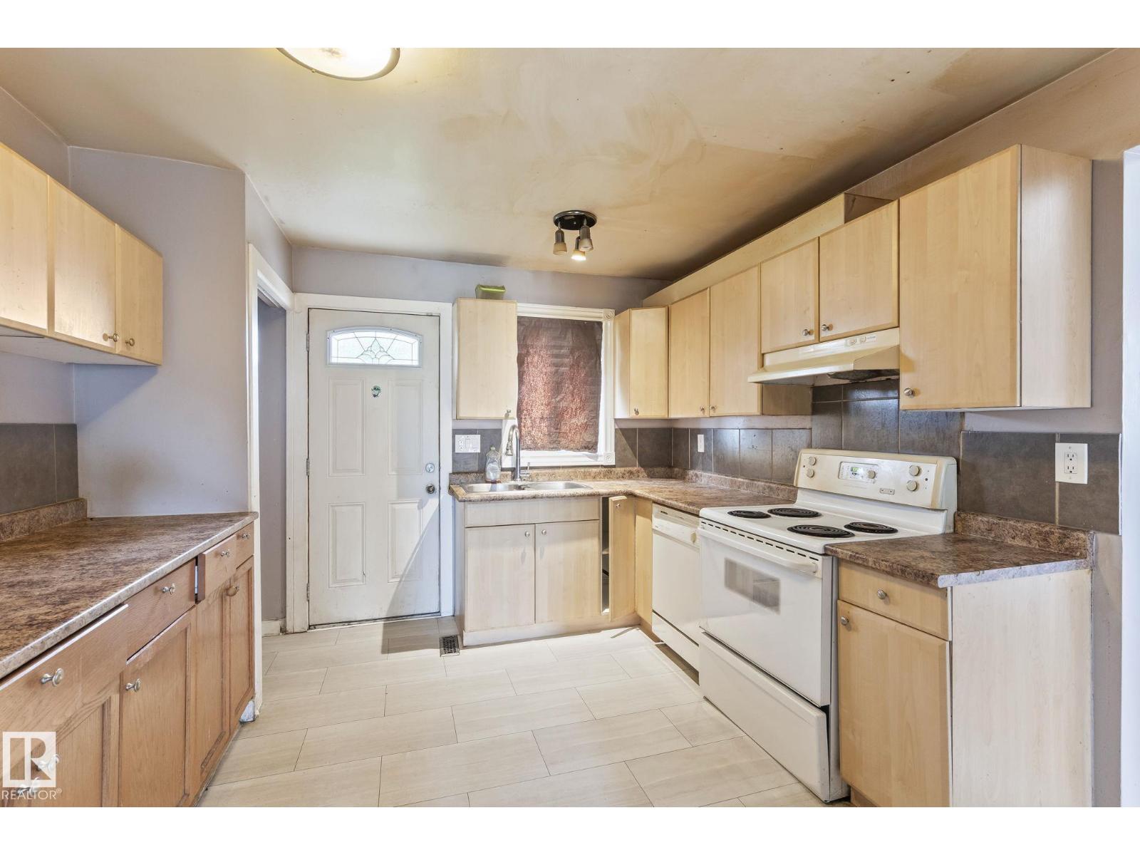 2045 46ST NW - 8