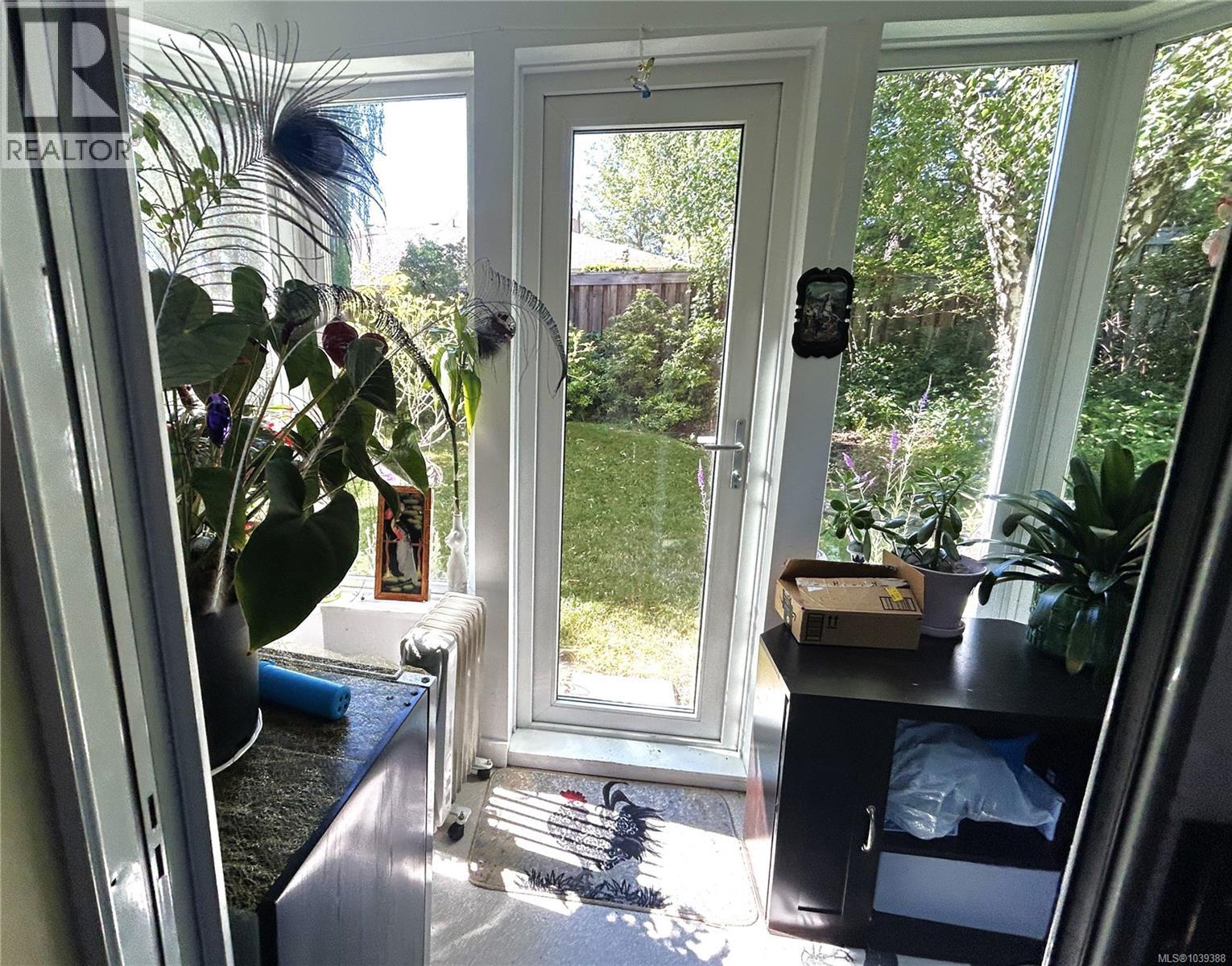 101 1505 Church Avenue, Saanich