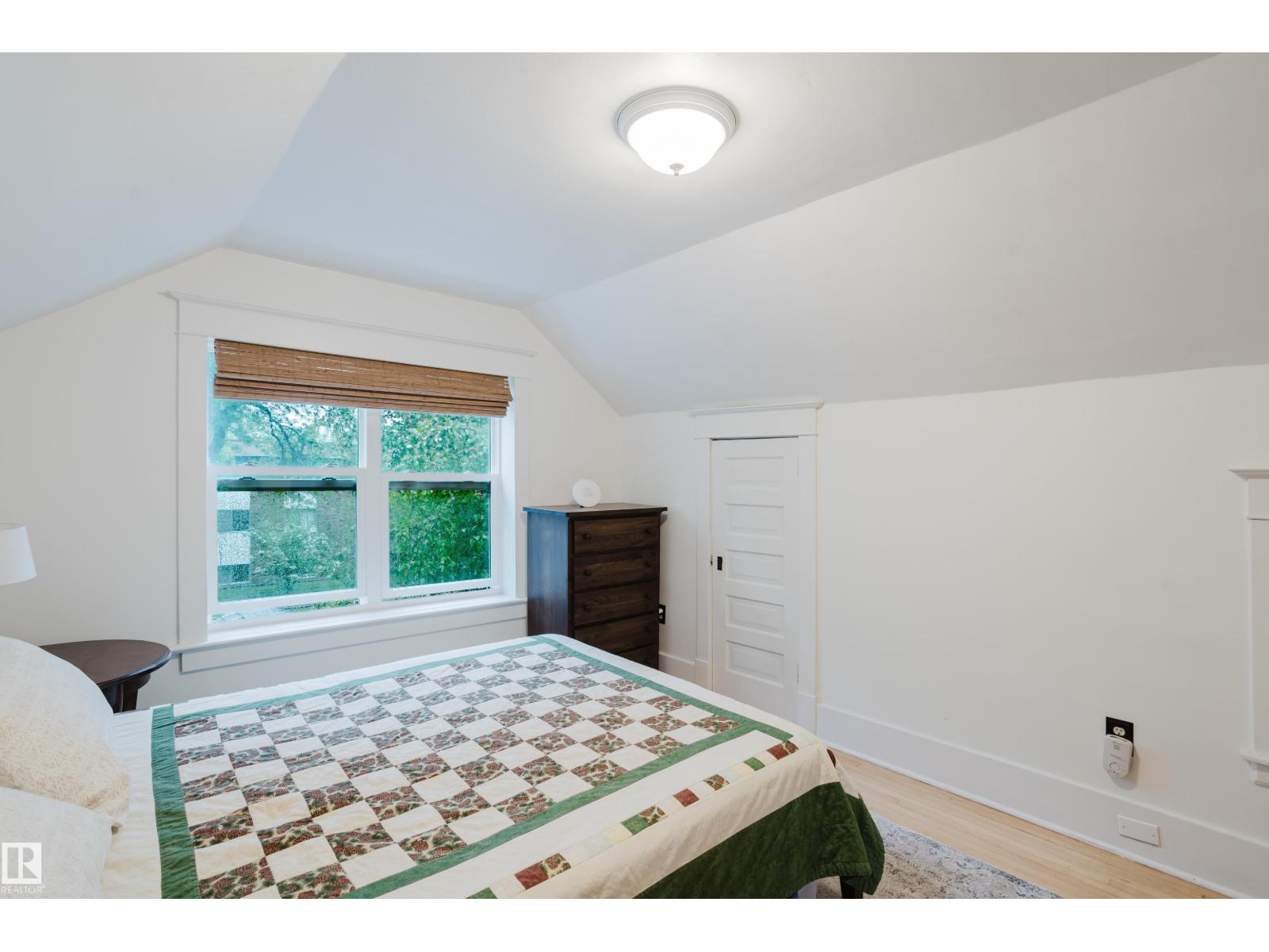 9929 88 AV NW - 29