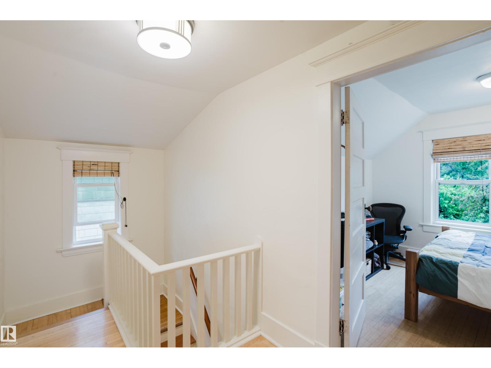 9929 88 AV NW - 25