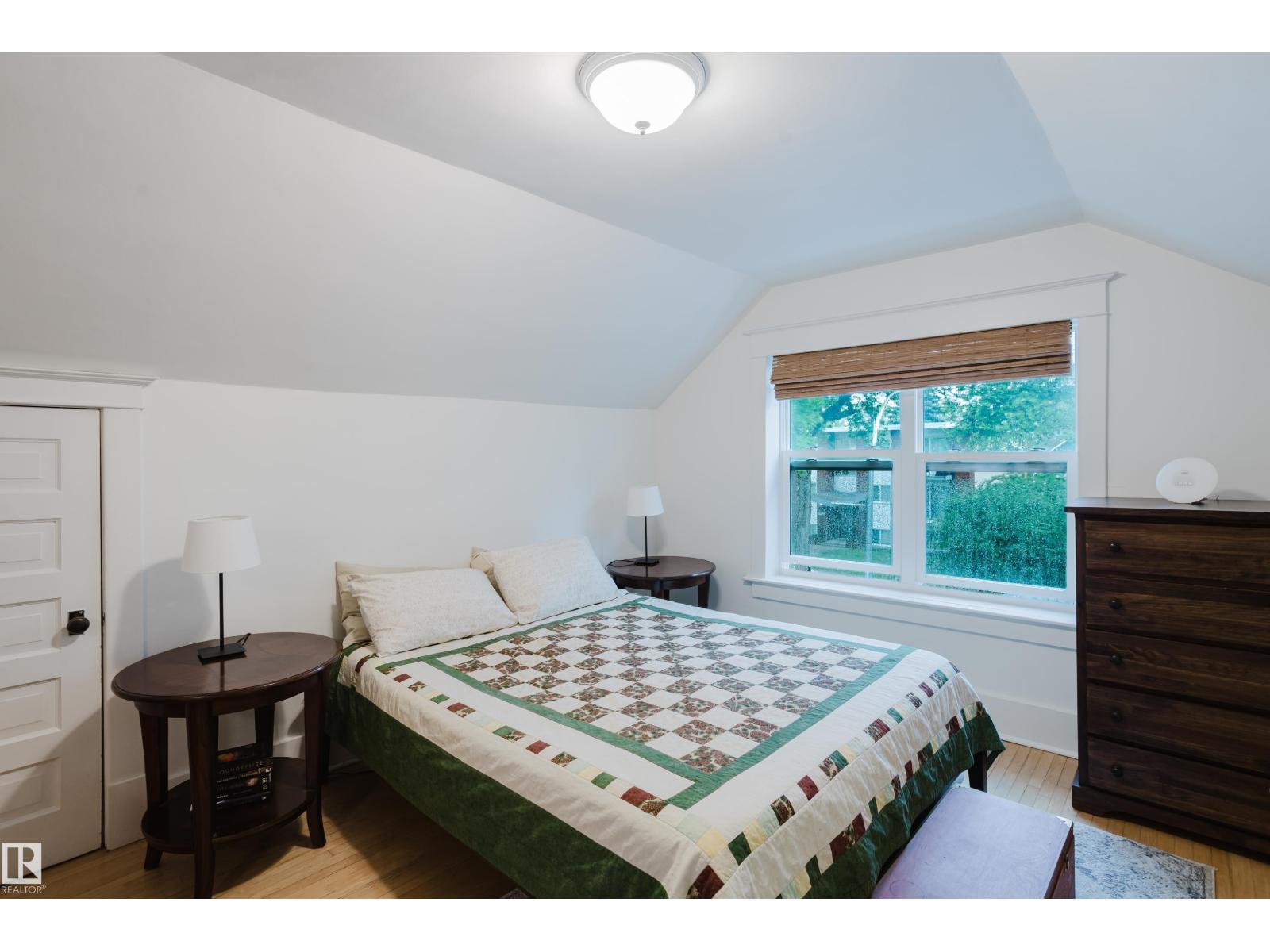 9929 88 AV NW - 26