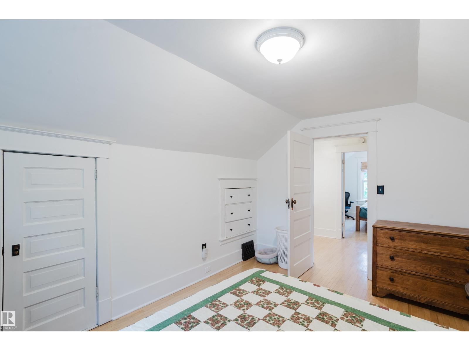 9929 88 AV NW - 28